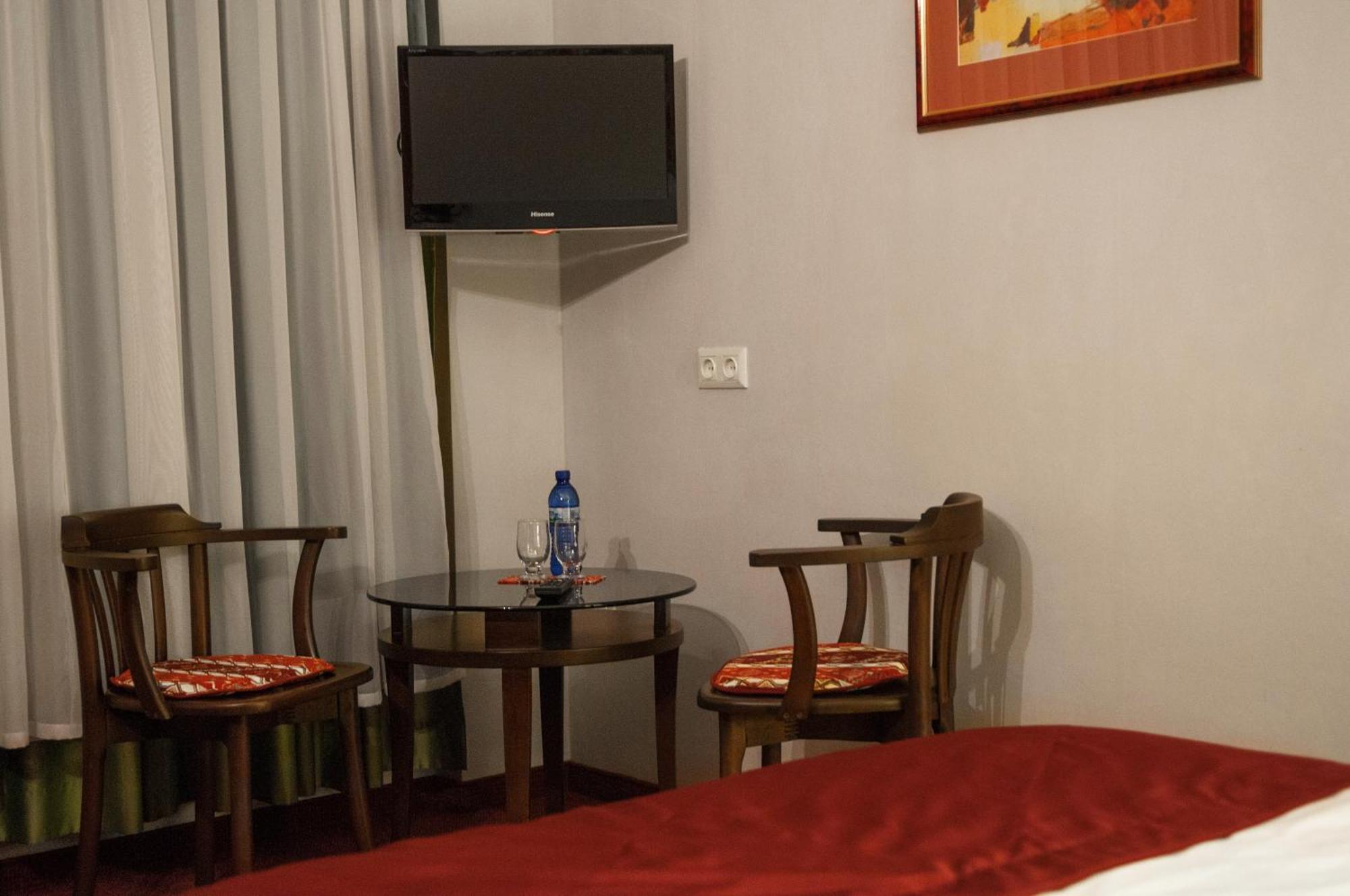 Prestige Palace - Esquisse Hotel Тбилиси Стая снимка