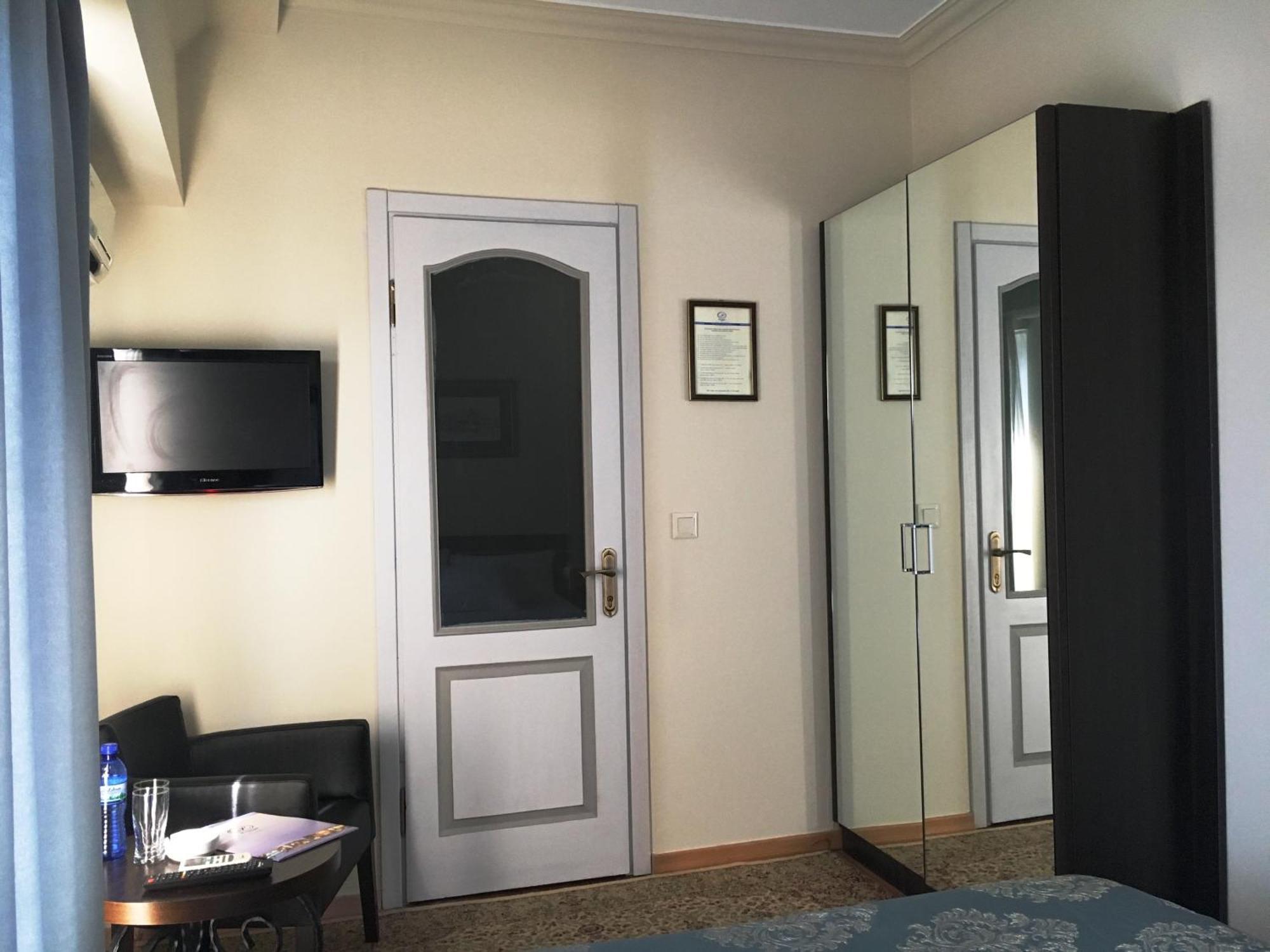 Prestige Palace - Esquisse Hotel Тбилиси Стая снимка