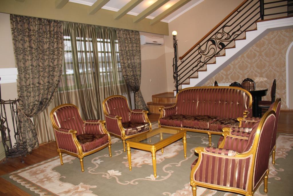 Prestige Palace - Esquisse Hotel Тбилиси Стая снимка